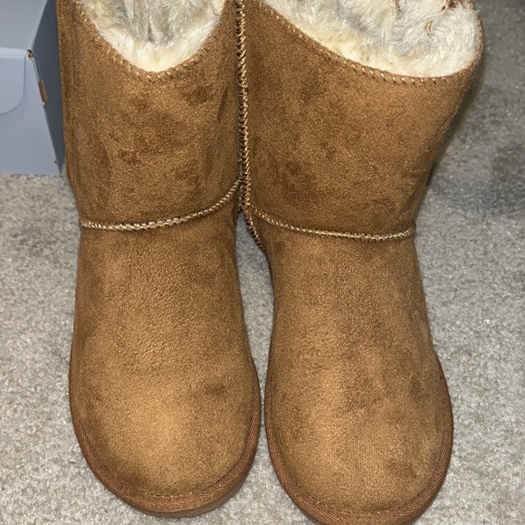 Fuzzy boots - Picture 3 of 3